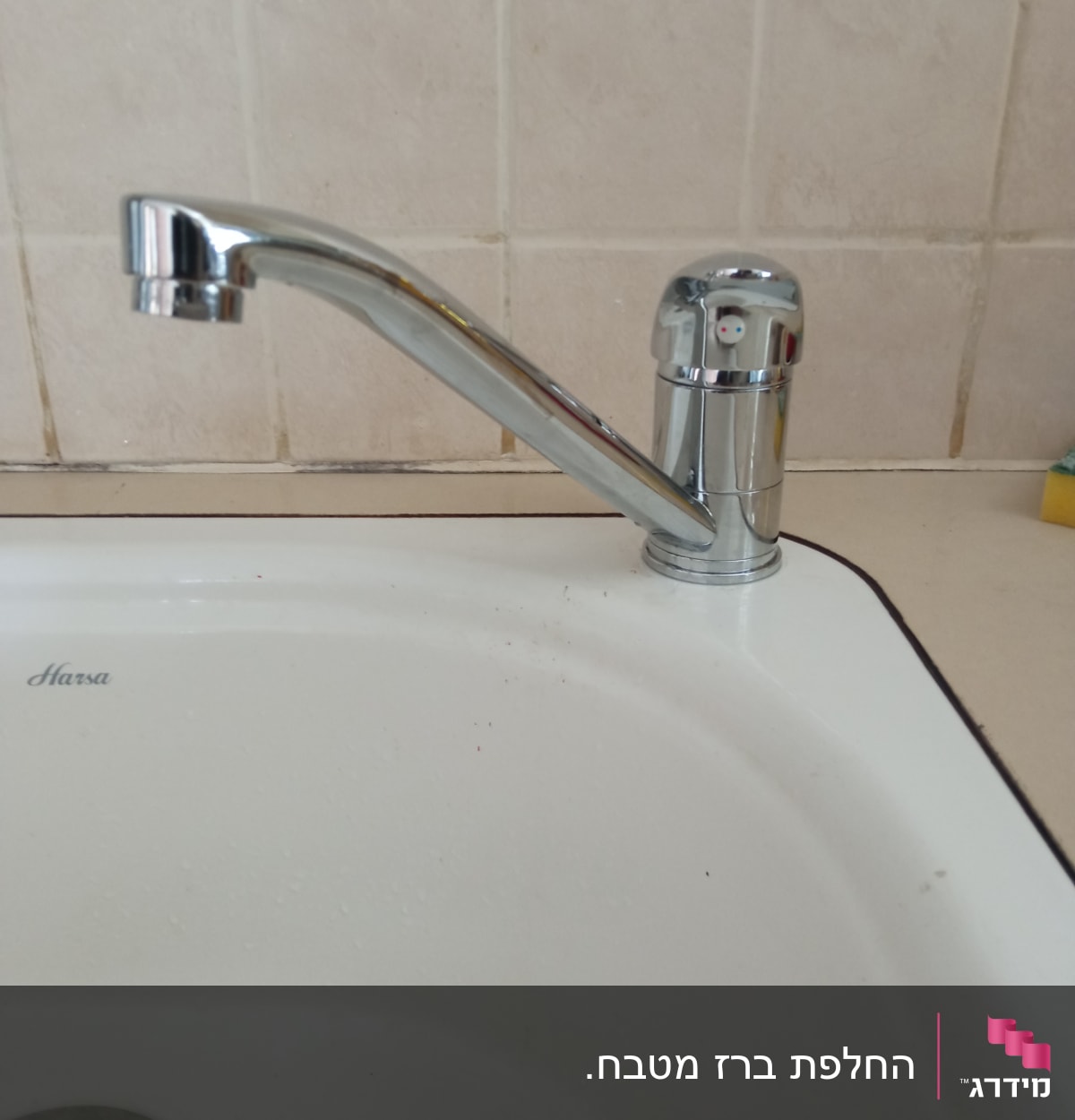 ברז כרום מותקן על כיור מטבח לבן